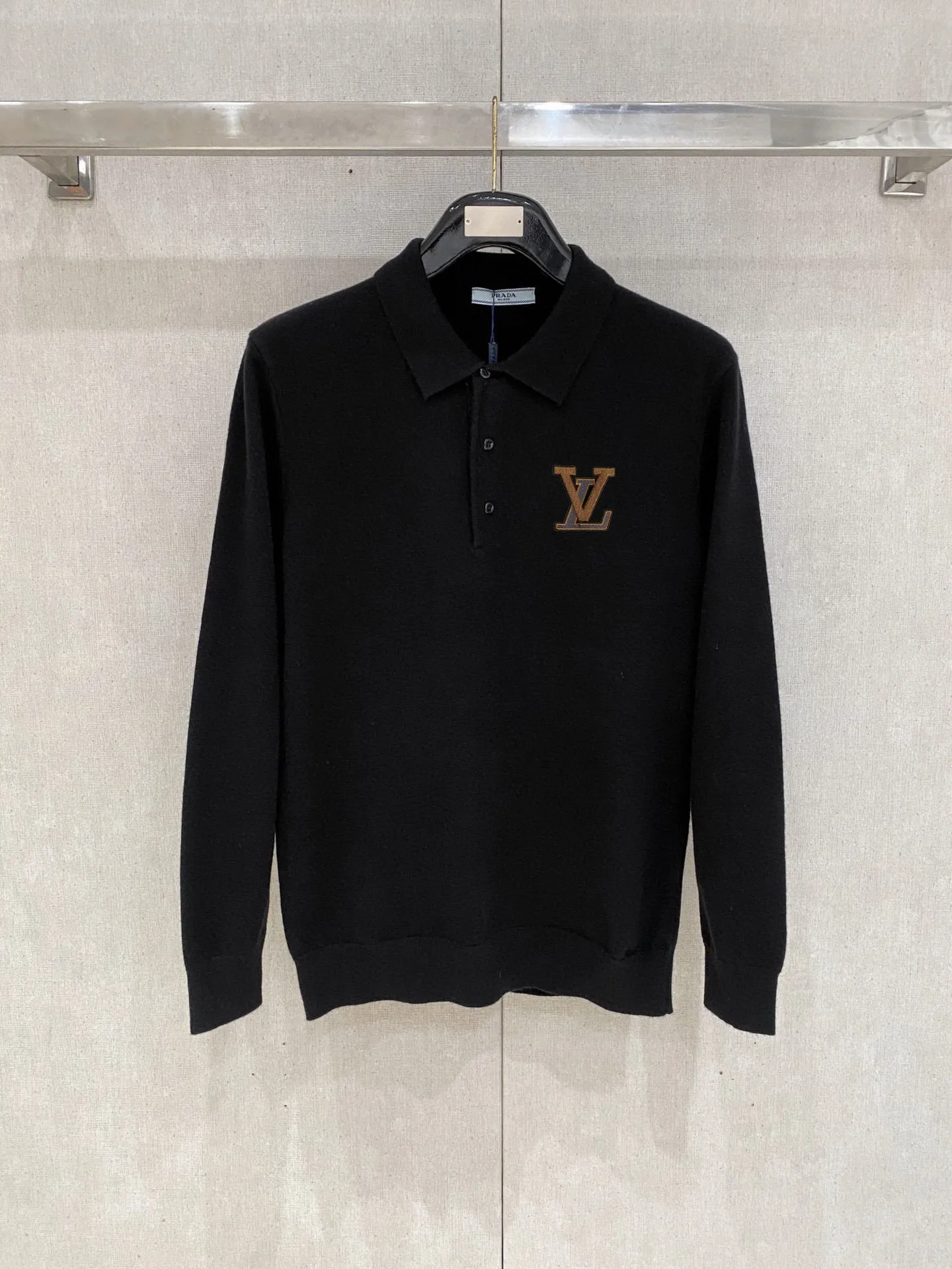 🅿️440 [LV Louis Vuitton] Autumn and winter classic lapel sweater, in full condition! ! ! Wool blended fabric, the latest model in 2025, golden ratio! ! Slim-fitting soft gold, versatile and practical item, the combination and practicality are extremely powerful, simple and elegant, and classy! To create your own style, it is highly recommended to buy it in two colors. The standard slim fit tailoring process is suitable for both young and old men. It is knitted from wool and will not cause any discomfort! While keeping warm, it is stylish, textured and wearable, and the classic logo with contrasting colors on the chest feels in place! ! Recommended for regular customers! ! Size M-3XL (maximum wear: 190 pounds)